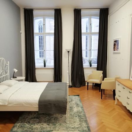 נובי סאד Filinhome Zmaj Jovina Suite מראה חיצוני תמונה