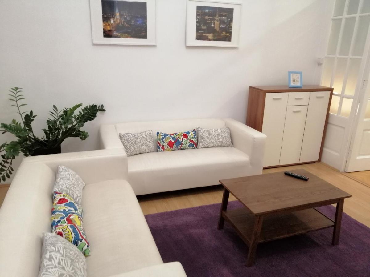 נובי סאד Filinhome Zmaj Jovina Suite מראה חיצוני תמונה