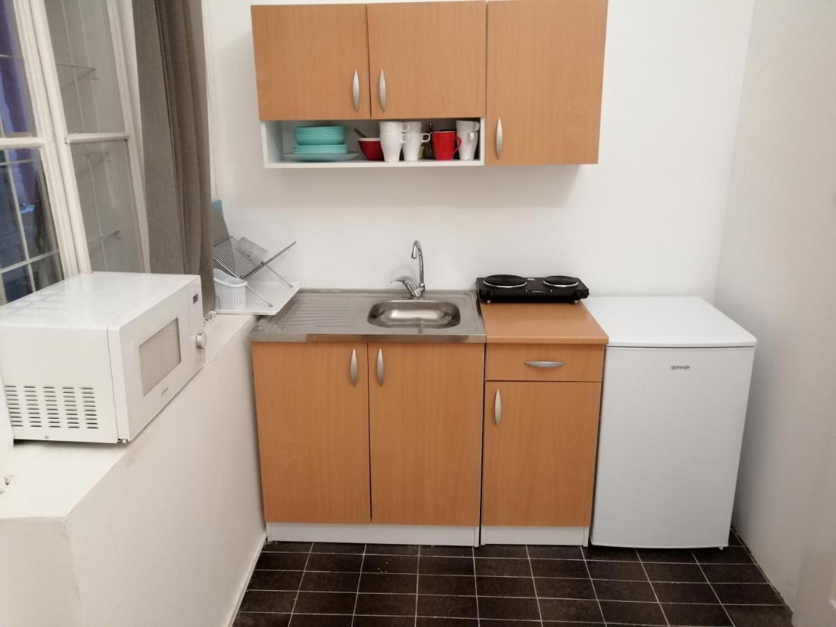נובי סאד Filinhome Zmaj Jovina Suite מראה חיצוני תמונה