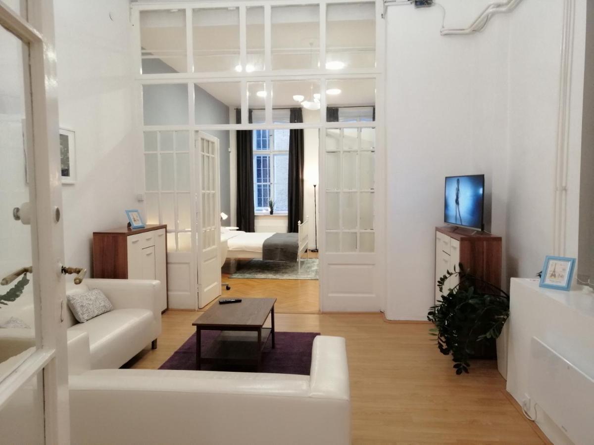 נובי סאד Filinhome Zmaj Jovina Suite מראה חיצוני תמונה