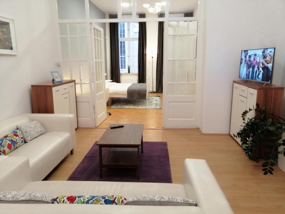 נובי סאד Filinhome Zmaj Jovina Suite מראה חיצוני תמונה